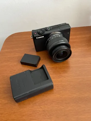 Canon EOS M100 com lente Canon EF-M 15-45mm