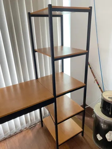 Estante e mesa integrada