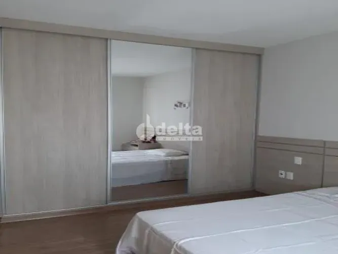 Casa residencial disponível para venda no bairro Jardim Karaíba em Uberlândia-MG
