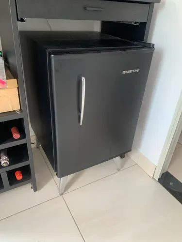 Frigobar Brastemp retrô vermelho plotado em preto