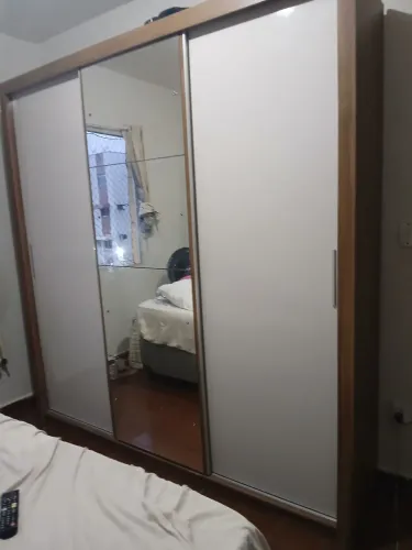 Guarda roupa 3 portas com espelho!