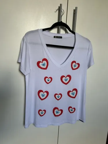 Camiseta bordada Cavallari 
