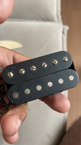 Ferragens e captadores para vários tipos de guitarras