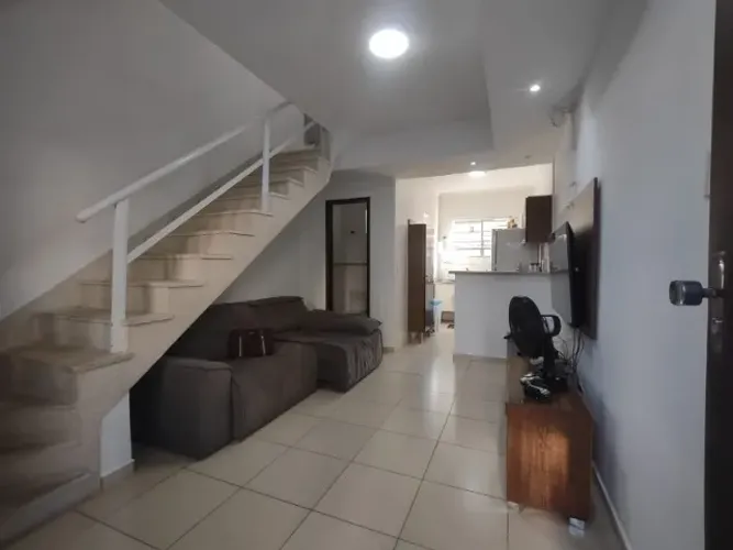 Lindo sobrado para aluga em condomínio fechado com garagem individual!