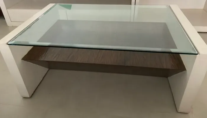 Mesa de centro com vidro bisotado