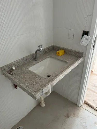 Bancadas em mármore com cubas