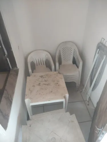 8 cadeiras de plástico e 2 mesas 