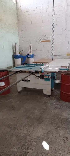 Vendo esquadrejadeira com eixo inclinável.