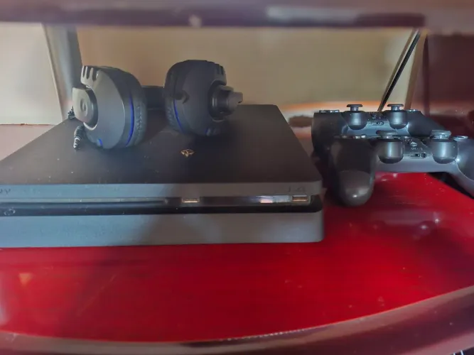 Vendo ps4 com dois controle q não são original mas funciona e fone de ouvindo tudo normal