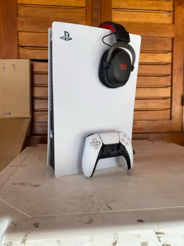 PS5 com 1 Controle Dualsense + 1 Headset Redragon Original