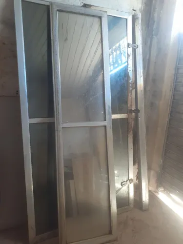 Vendo   porta    de alumínio..