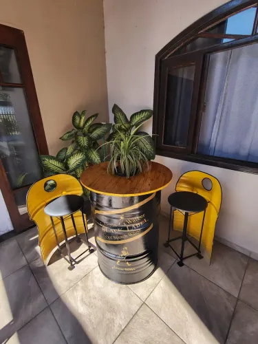 Mesa Bistrô Artesanal com duas banquetas feitas de tambor