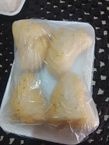 Vende _se Salgados Aceito encomendas enroladinho de salsicha bandeja 12 Esfira