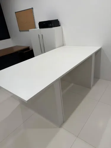 Mesa de reunião - planejado. Ótimo estado