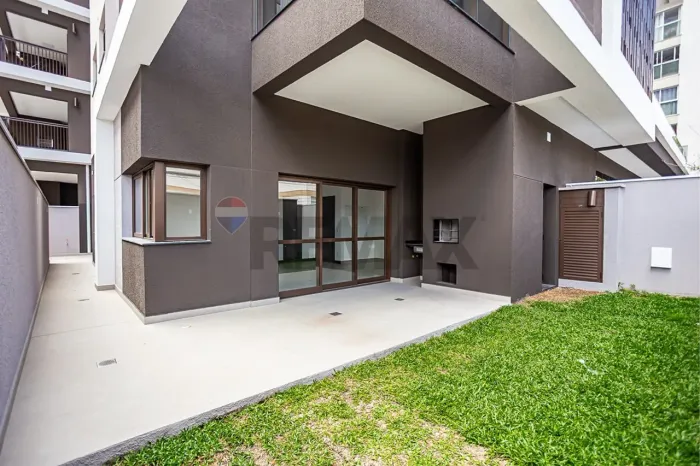 Um Garden raro no Centro Cívico: 82 m² de pátio privativo para chamar de seu.