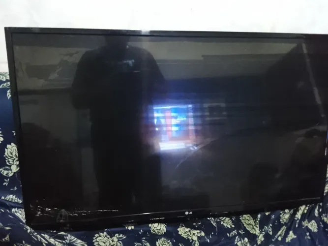 TV LG 43 com defeito tela quebrada