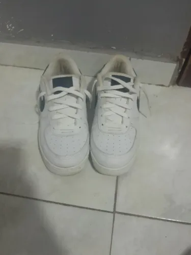 Tênis nike 50 reais com umas marcas de uso