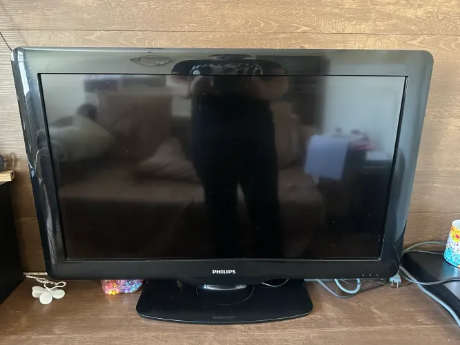 Tv LCD 32 pol PHILIPS defeito quando ligas as vezes congela 
