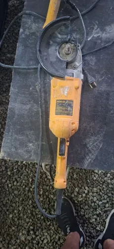 esmerilhadeira angular DeWalt de 7 polegadas, modelo DWE491-B2.