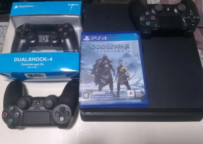Ps4 slim usado, feito a manutenção recentemente, 2 controles e GOW: Ragnarok mídia física.