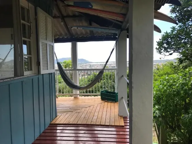 Chalé com vista para praias em meio a natureza para ate 02 pessoas. Ar, area de escritorio