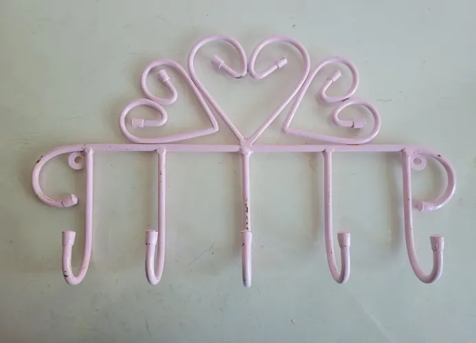 Suporte cabideiro 5 ganchos coração rosa