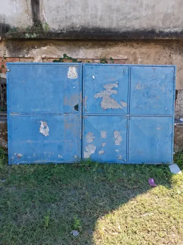 Portão 2,90LARG x 1,80ALT com as fechaduras e gonzos