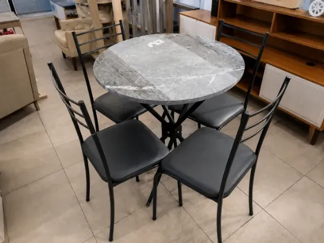 Vendo Excelente mesa com 4 cadeiras alta durabilidade !