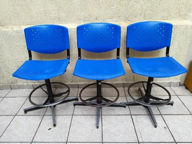 Cadeira Giratória Fixa Azul em Plástico para Oficina Atelie