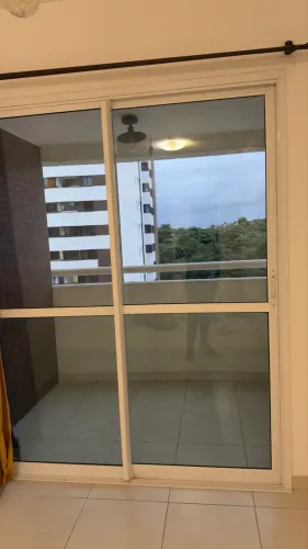 Vende se uma porta de alumínio semi nova