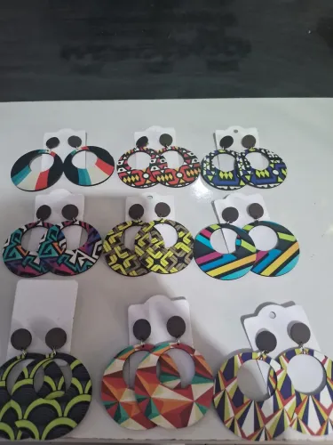 Brinco círculo vazado afro.