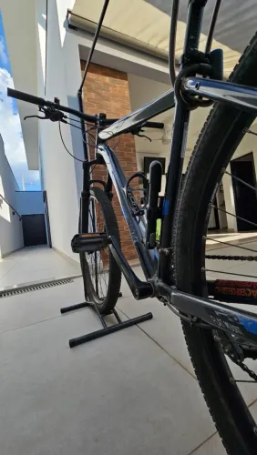 Mountain bike Caloi Explorer Comp cinza escuro em excelente estado!