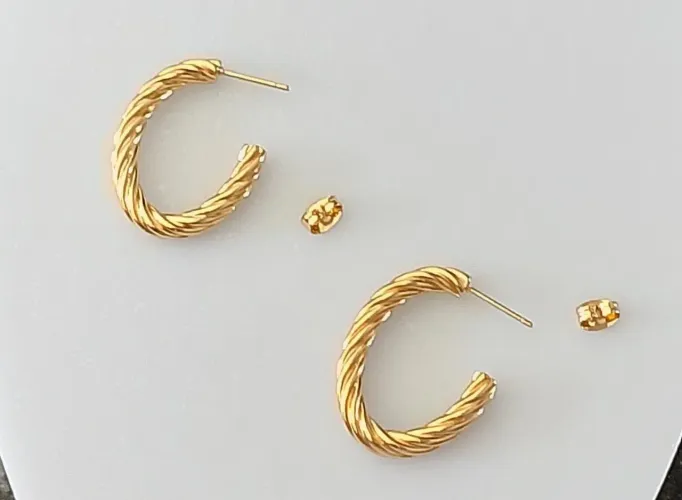 Vendo acessórios em aço inoxidável dourado e prateado