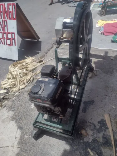 Vendo máquina de moer cana excelente retirada no conjunto palmeiras , telefone *1
