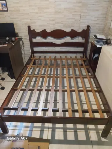Cama de casal de madeira