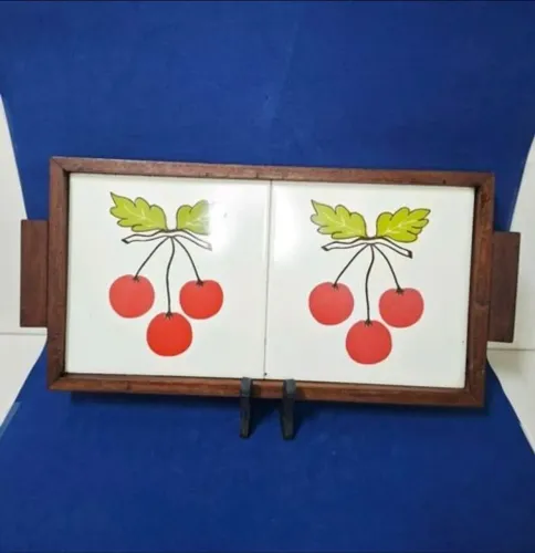Bandeja com azulejos de cereja anos 70