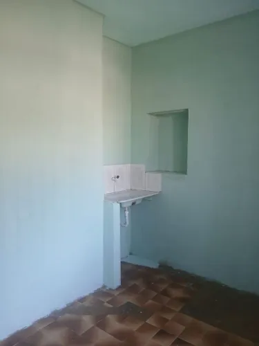 Aluga-se quarto