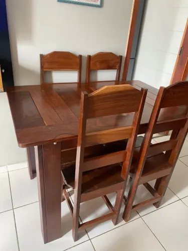 Vendo mesa de madeira de 4 lugares