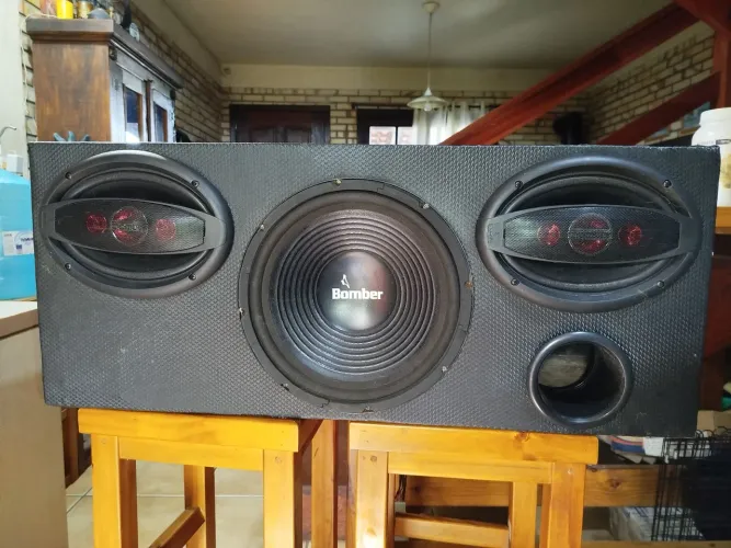 Caixa de som sub automotiva