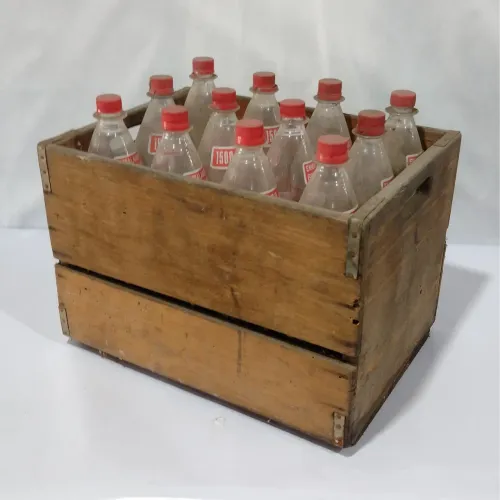 engradado antigo em madeira com garrafas antigas de 1lt