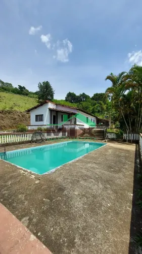 Chácara à venda em Extrema MG 3 dormitórios, suíte, piscina, churrasqueira e ótima locali