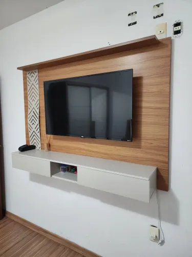 Painel de TV suspenso. Sem avarias VALOR: 250 reais