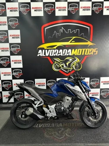 CB 300 Twister abs 2026 480 km apenas. Já emplacada e à pronta entrega