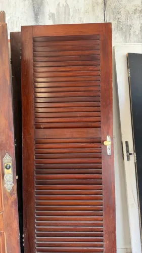 Vendo porta de madeira jatobá 80 por 2.10
