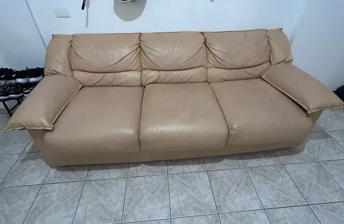 Sofá de couro bege
