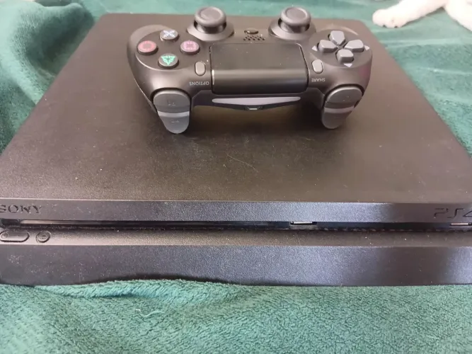 Ps4 + controle e dois jogos