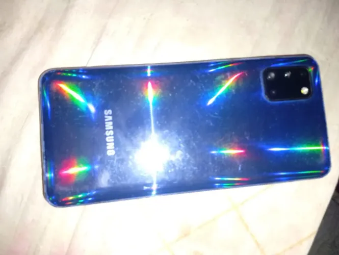 Celular A31 funcionando perfeitamente 128GB está trincado em cima que não atrapalha nada 