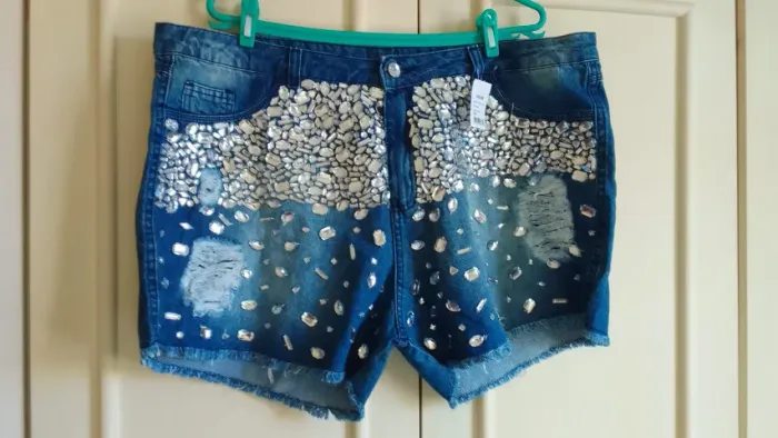 Short Jeans com Pedraria - Kaharina Brasil, Tam. 54