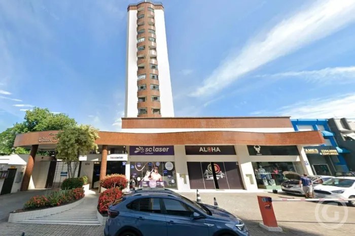 Conforto e praticidade: Apartamento semimobiliado em andar alto no Estreito