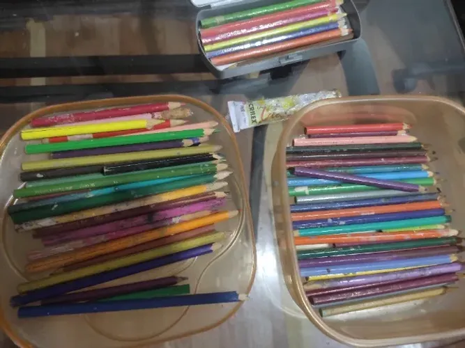Conjunto de lápis de cor antigos